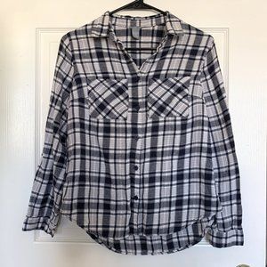 CHARLOTTE RUSSE Plaid Button-Down Flannel | S